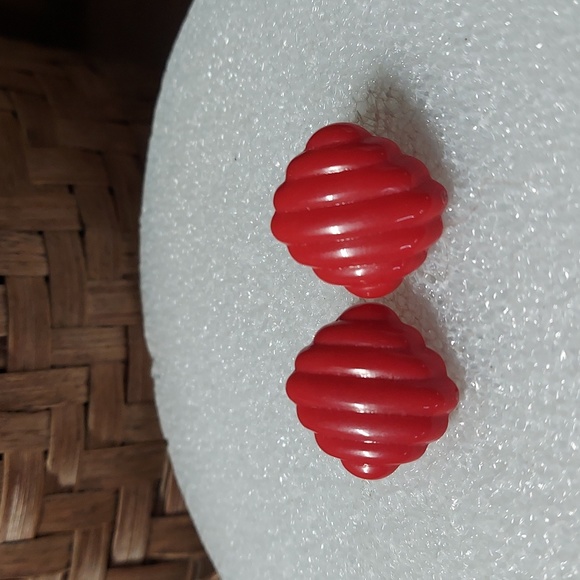 E766 Vintage Trend Red Textured Acrylic Stud Earrings - Picture 4 of 9